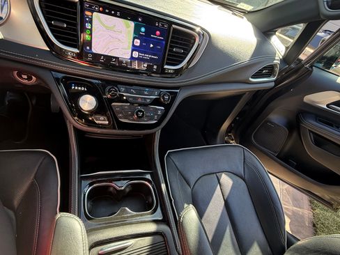 Used 2023 Chrysler Pacifica Limited w/ Uconnect Theater Family Group image 19