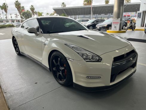 Used 2014 Nissan GT-R Premium image 23