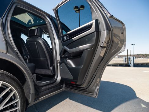 Used 2020 Porsche Cayenne Sport Utility 4D image 26