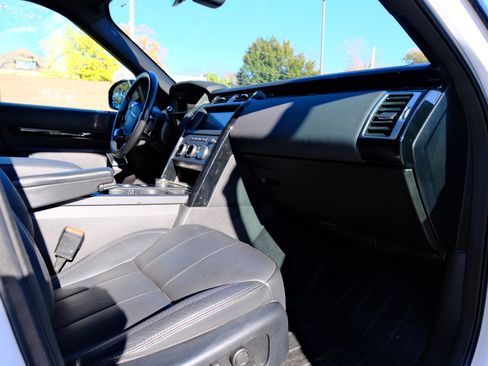 Used 2018 Land Rover Discovery SE image 12
