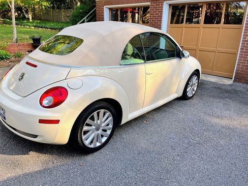 Used 2010 Volkswagen Beetle Convertible 2D image 2