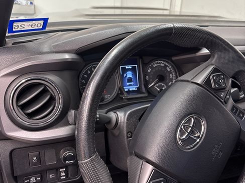 Used 2021 Toyota Tacoma TRD Sport w/ Technology Package image 9