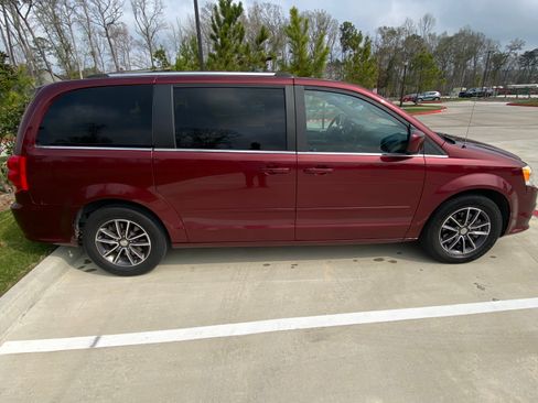 Used 2017 Dodge Grand Caravan SXT image 11