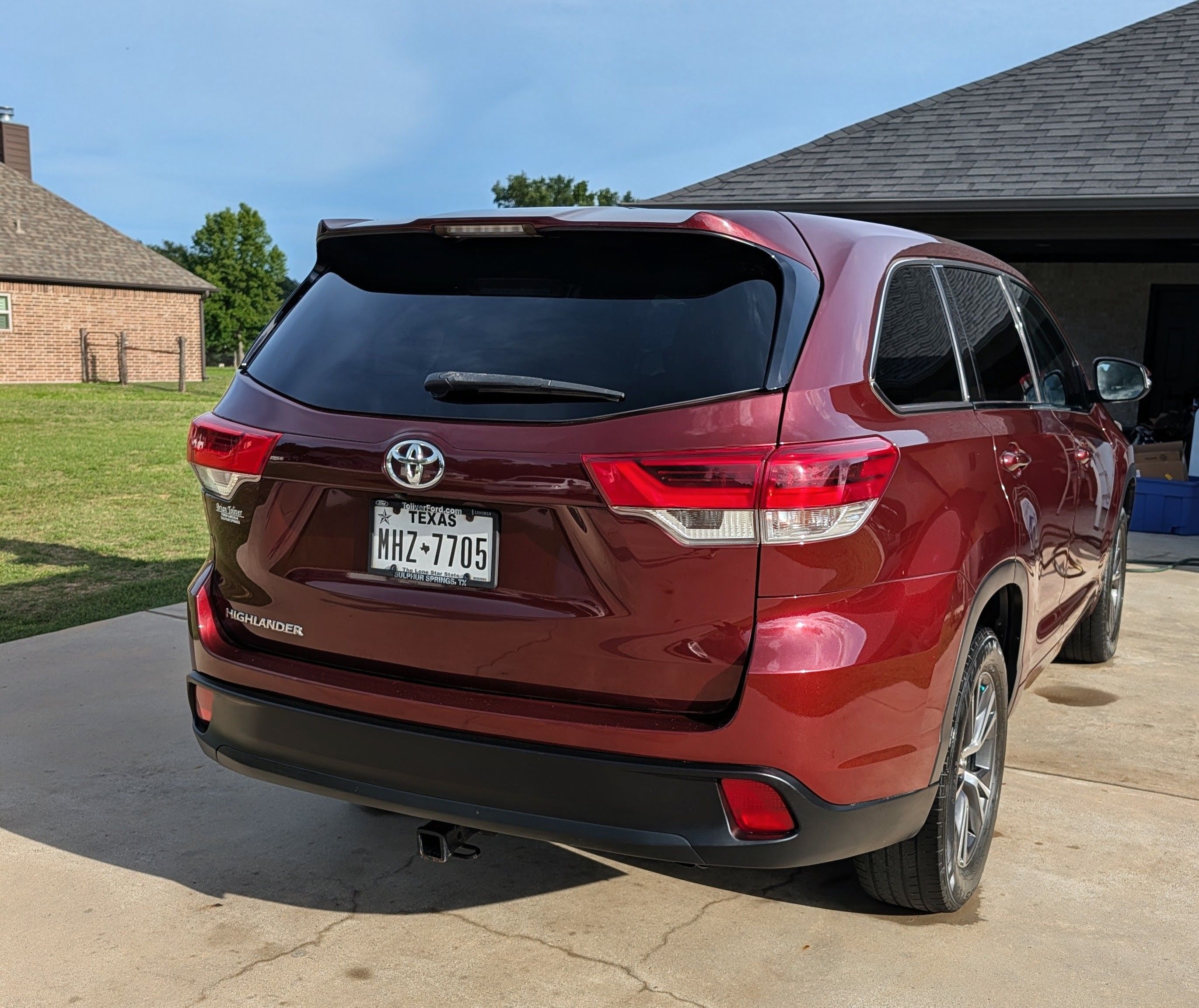 Used 2017 Toyota Highlander LE FWD image 2