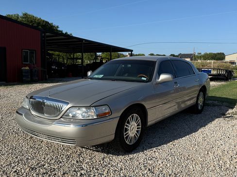 Used 2008 Lincoln Town Car Signature L RWD image 1