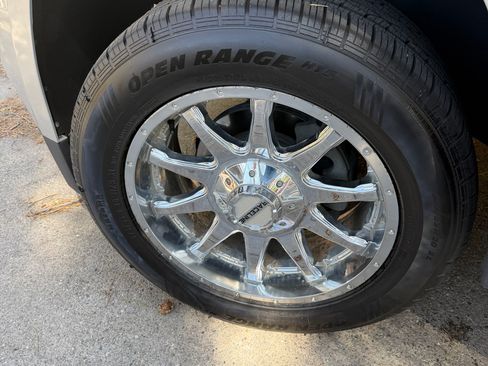 Used 2018 Chevrolet Tahoe LT image 4