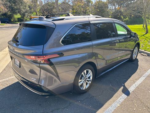 Used 2021 Toyota Sienna Limited image 1