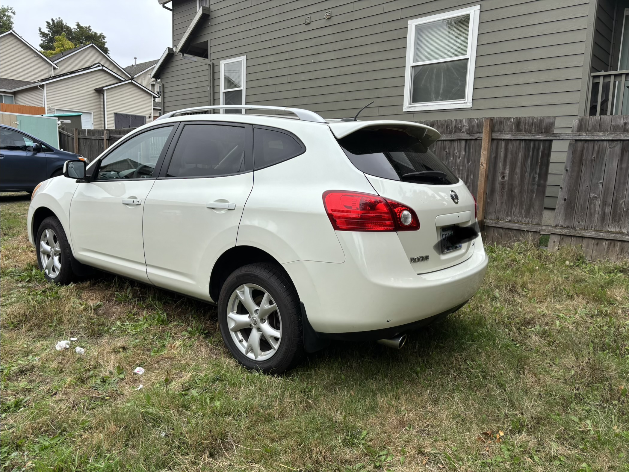 Used 2009 Nissan Rogue SL w/ Premium Pkg FWD image 2