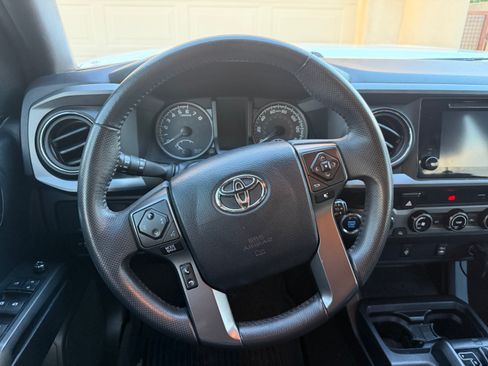 Used 2017 Toyota Tacoma TRD Off-Road w/ Tow Package (A/T) AWD/4WD image 10