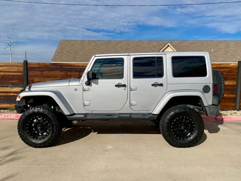 Used 2012 Jeep Wrangler Unlimited Sahara w/ Connectivity Group image 9