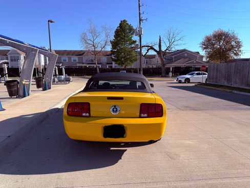 Used 2006 Ford Mustang Convertible image 13