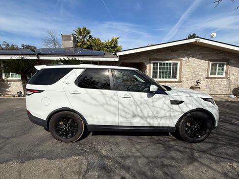 Used 2018 Land Rover Discovery SE image 6