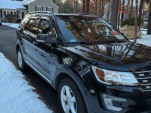 Used 2017 Ford Explorer XLT w/ Equipment Group 202A image 6