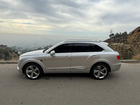 Used 2019 Bentley Bentayga image 2