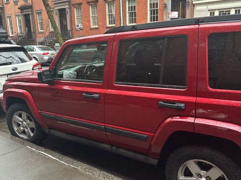 Used 2006 Jeep Commander 4WD image 1