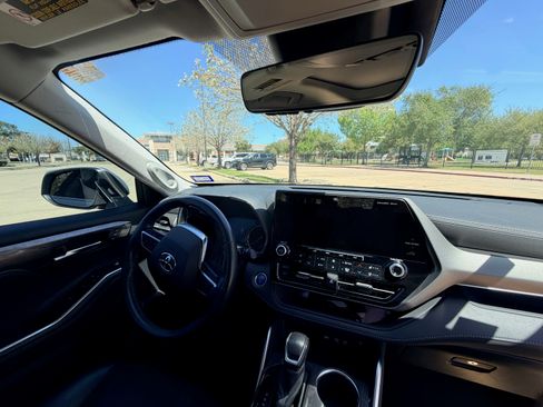 Used 2021 Toyota Highlander Limited image 9