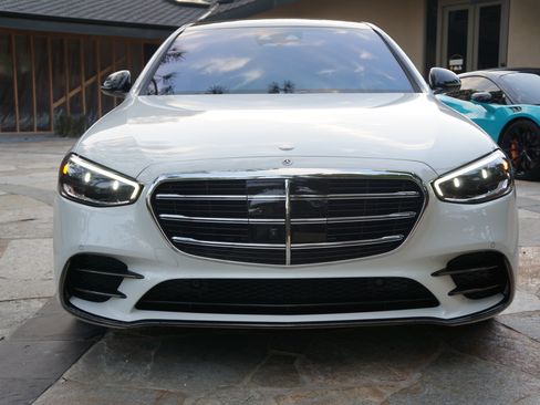 Used 2024 Mercedes-Benz S 580e 4MATIC Sedan image 2