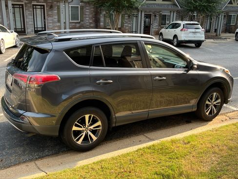 Used 2017 Toyota RAV4 XLE FWD image 5