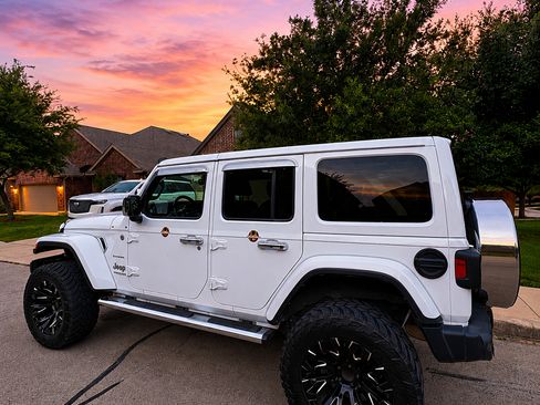 Used 2019 Jeep Wrangler Unlimited Sahara AWD/4WD image 8