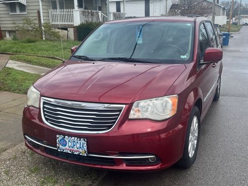 Used 2014 Chrysler Town & Country Touring image 5