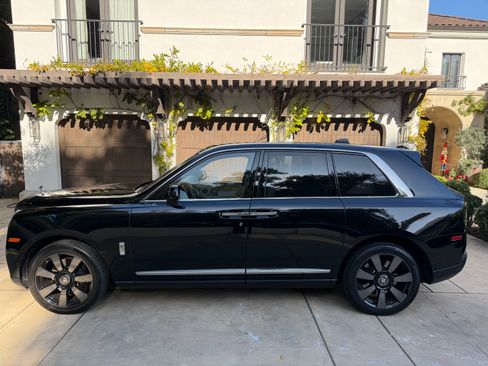 Used 2023 Rolls-Royce Cullinan w/ Cullinan Package image 2