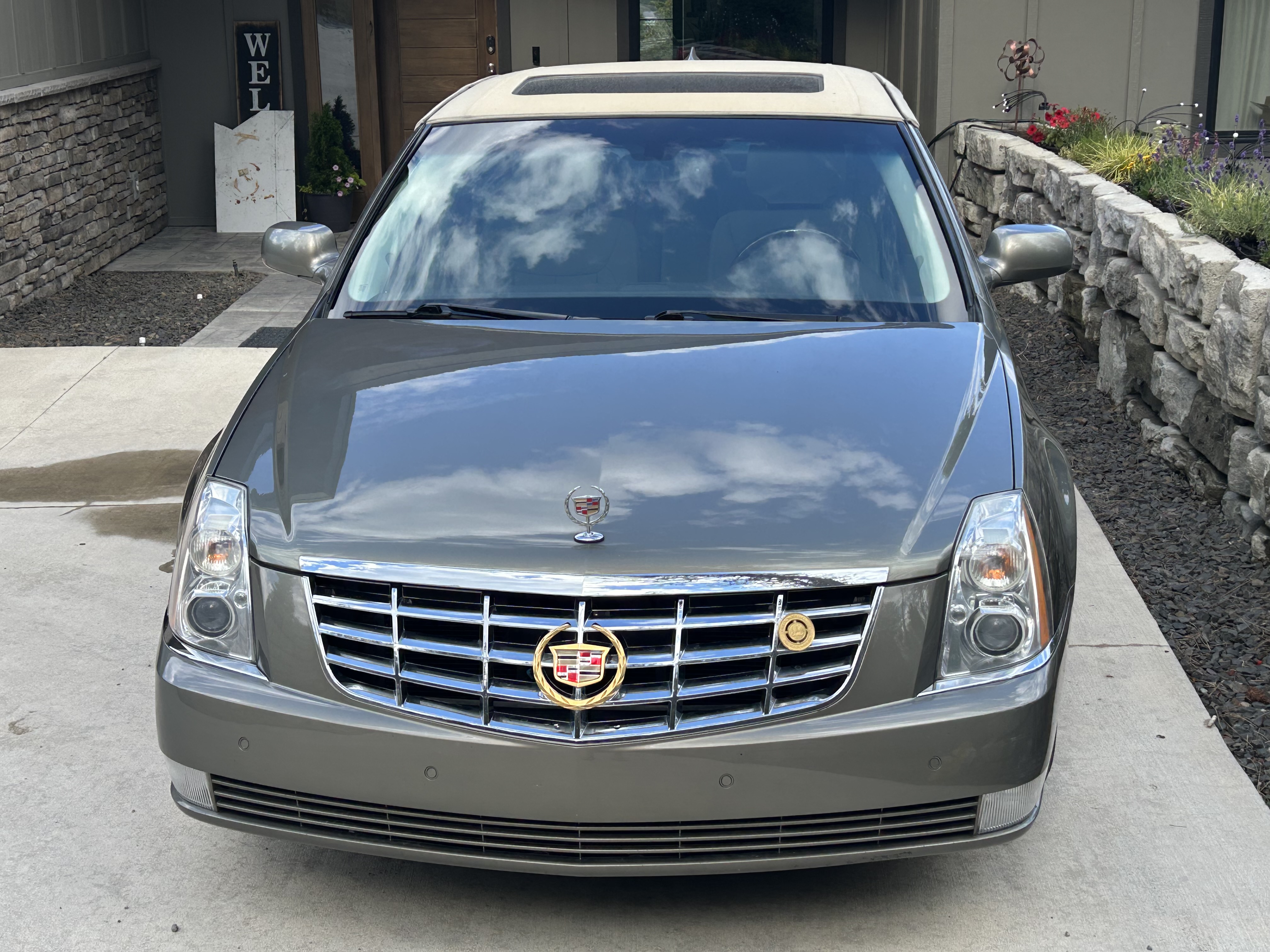 Used 2010 Cadillac DTS Luxury FWD image 6