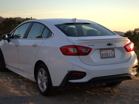 Used 2018 Chevrolet Cruze LT w/ Convenience Package FWD image 14