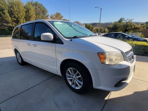 Used 2014 Dodge Grand Caravan SXT w/ Rear Park Assist Package FWD image 1