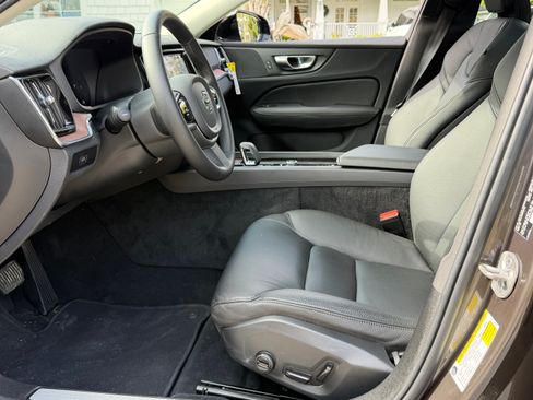 Used 2024 Volvo S60 B5 Plus image 6