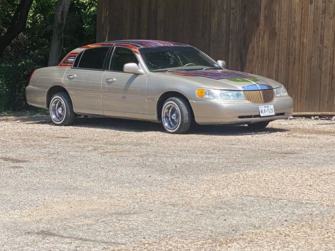 Used 1999 Lincoln Town Car Executive RWD image 11