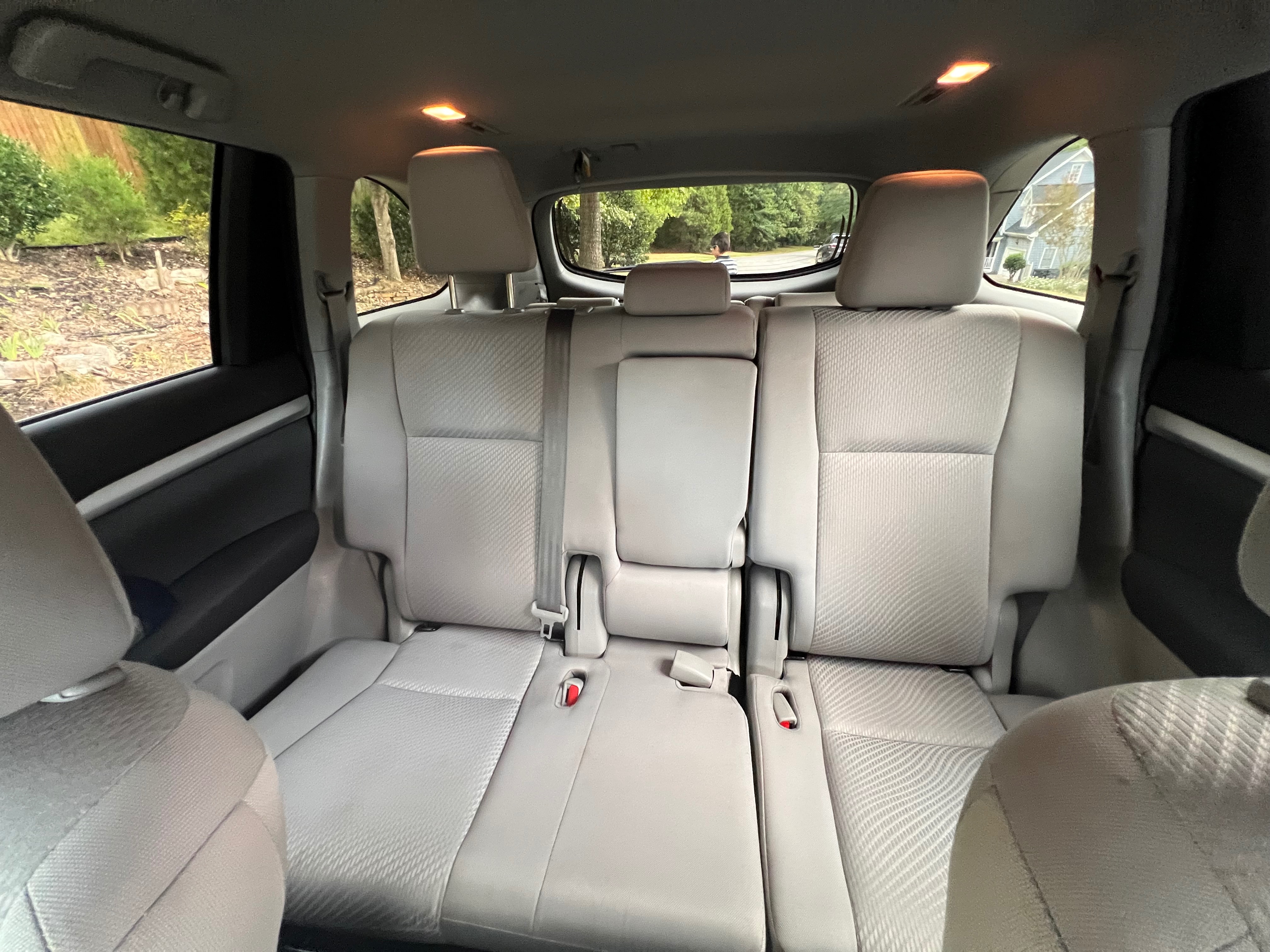 Used 2019 Toyota Highlander LE FWD image 2