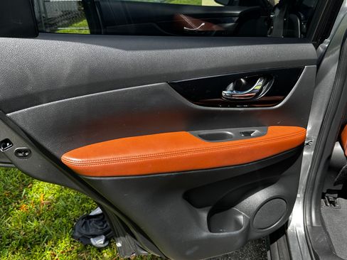 Used 2017 Nissan Rogue SL w/ SL Premium Package FWD image 19