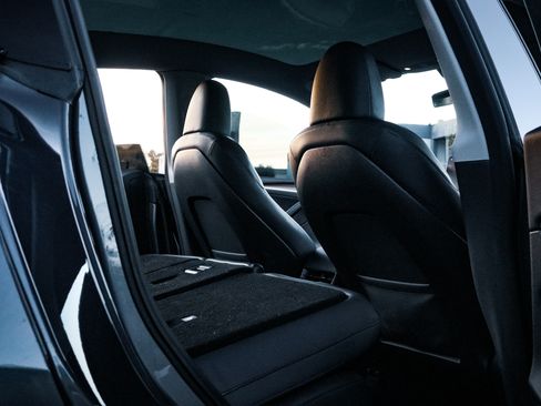 Used 2023 Tesla Model Y AWD image 19