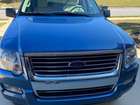 Used 2009 Ford Explorer XLT image 1