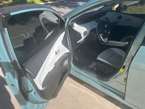 Used 2018 Toyota Prius Four Touring image 4