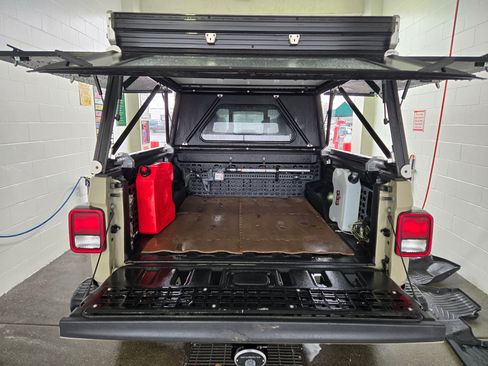 Used 2022 Jeep Gladiator Rubicon w/ Cold Weather Group image 8