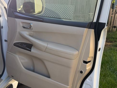 Used 2014 Lexus LX 570 4WD image 21