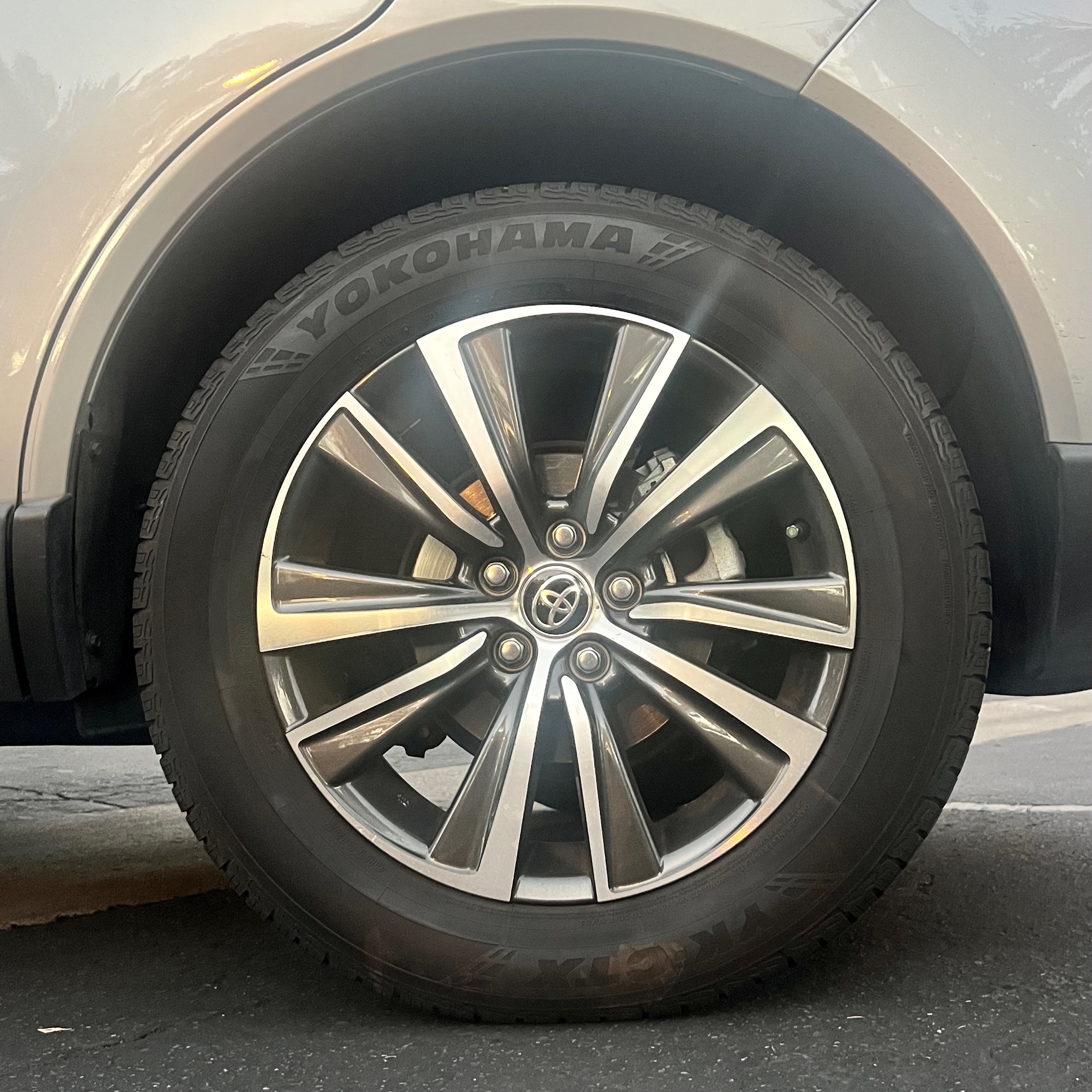 Used 2021 Toyota Venza LE w/ Carpet Mat Package (TMS) AWD/4WD image 11