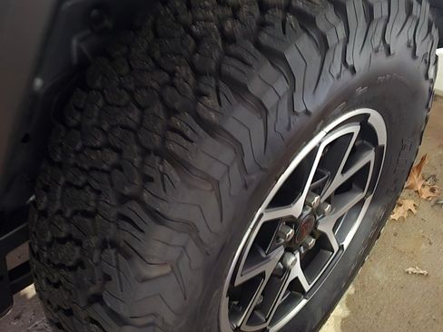 Used 2025 Jeep Wrangler Unlimited Rubicon w/ Technology Group image 10