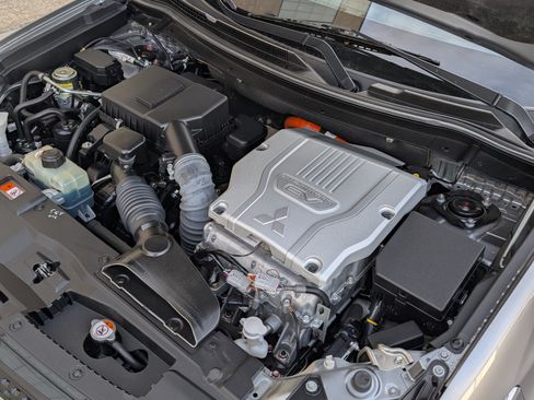 Used 2022 Mitsubishi Outlander GT image 2