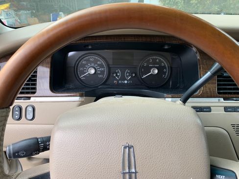 Used 2007 Lincoln Town Car Designer Series image 4