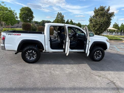 Used 2020 Toyota Tacoma TRD Off-Road AWD/4WD image 19