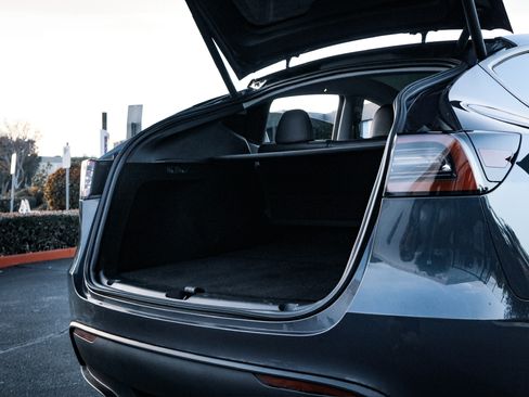 Used 2023 Tesla Model Y AWD image 17