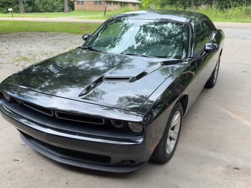 Used 2015 Dodge Challenger SXT RWD image 2