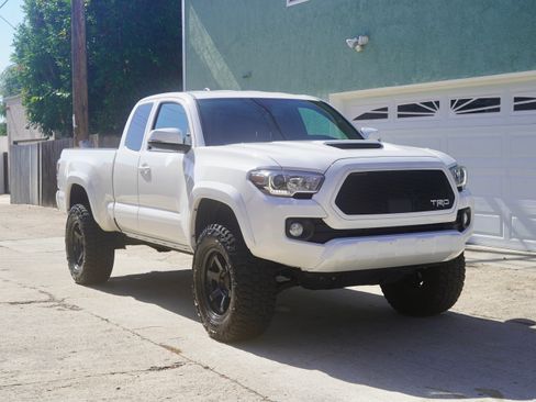 Used 2022 Toyota Tacoma TRD Sport image 21
