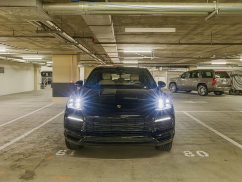 Used 2019 Porsche Cayenne Sport Utility 4D image 4