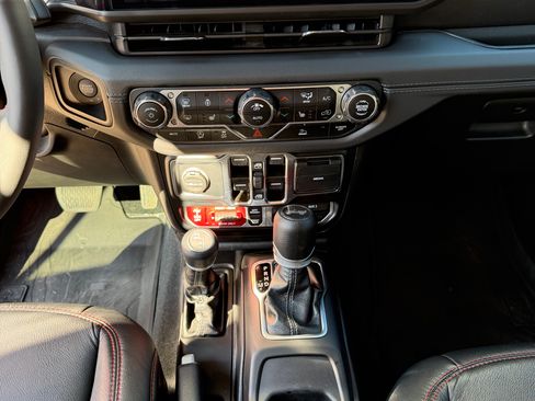 Used 2024 Jeep Wrangler Unlimited Rubicon w/ Technology Group image 15