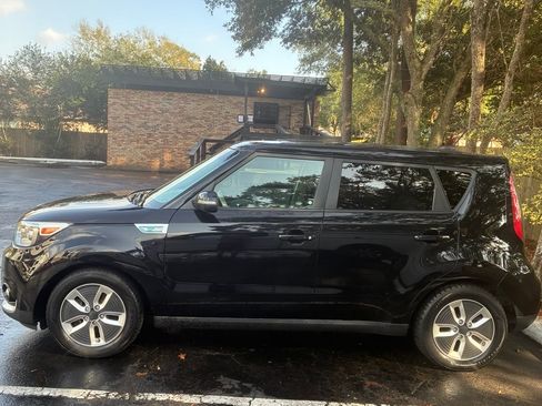 Used 2017 Kia Soul EV + image 9