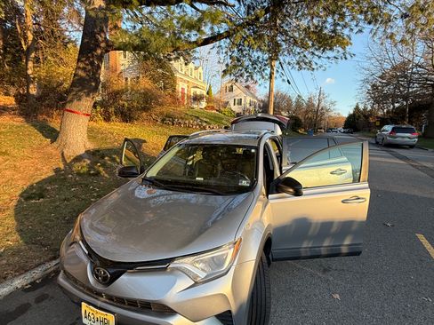 Used 2017 Toyota RAV4 LE image 9
