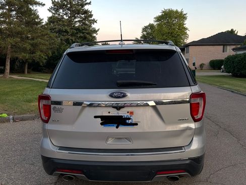 Used 2018 Ford Explorer XLT w/ Equipment Group 202A AWD/4WD image 17